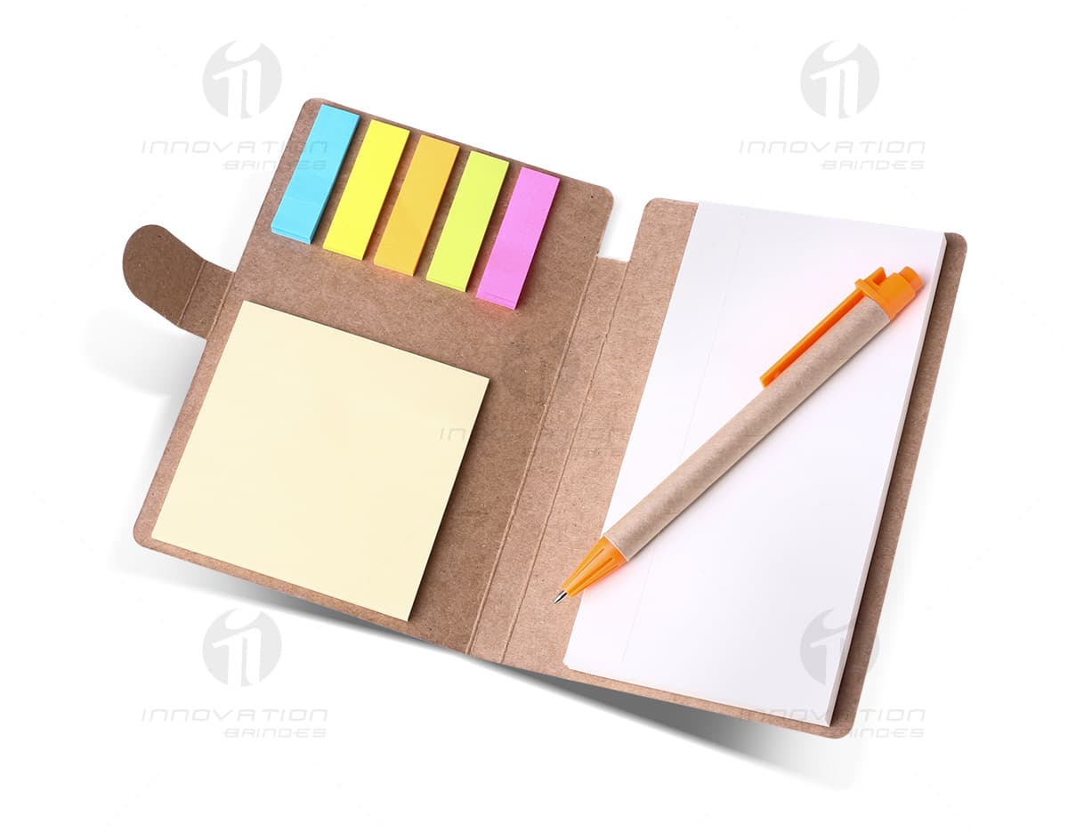 Caderno capa dura sem pauta, cor marfim. Caderno capa dura sem pauta, cor marfim.