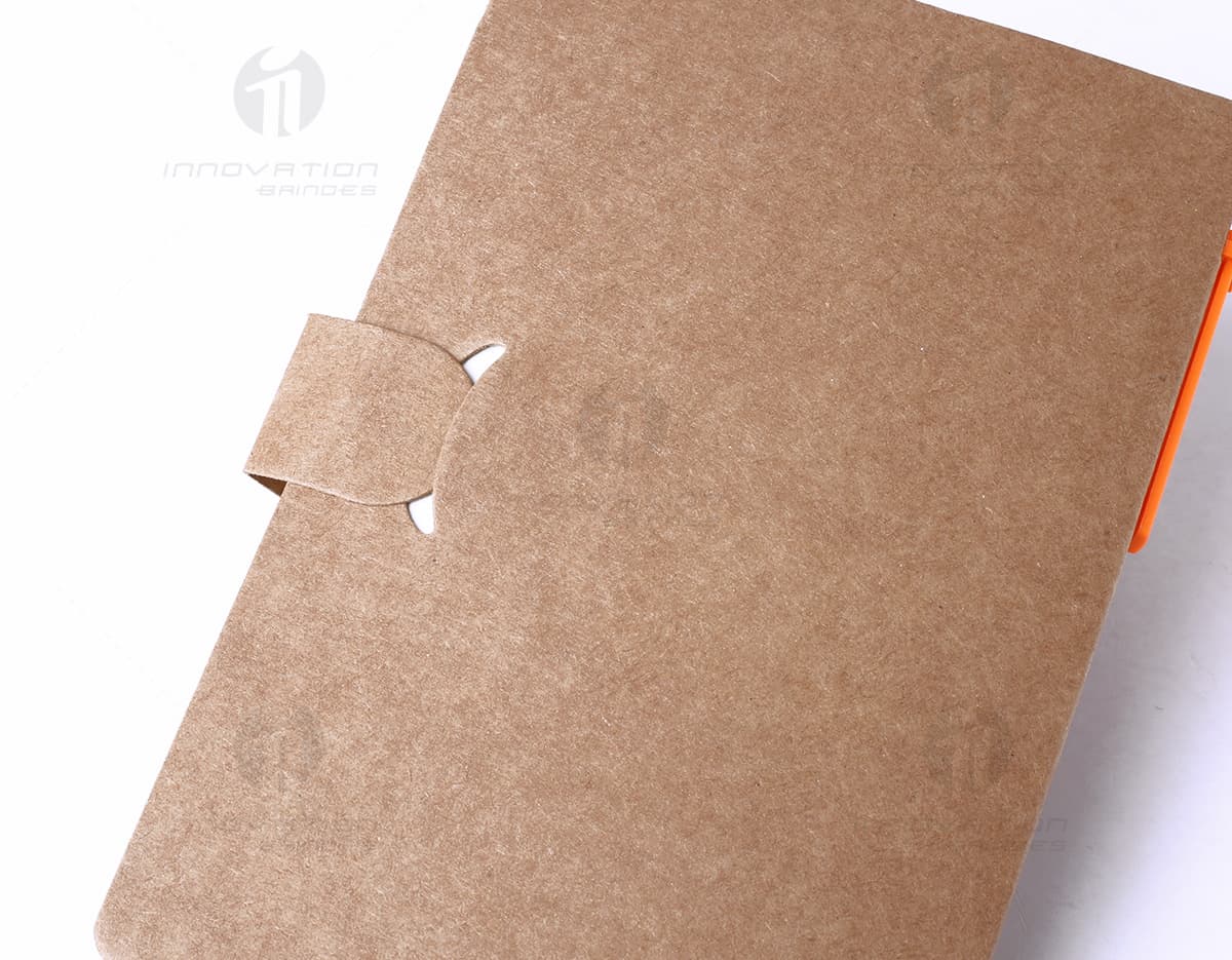 Bloco ecológico com caneta de papelão sobre fundo branco. Bloco ecológico com caneta de papelão sobre fundo branco.