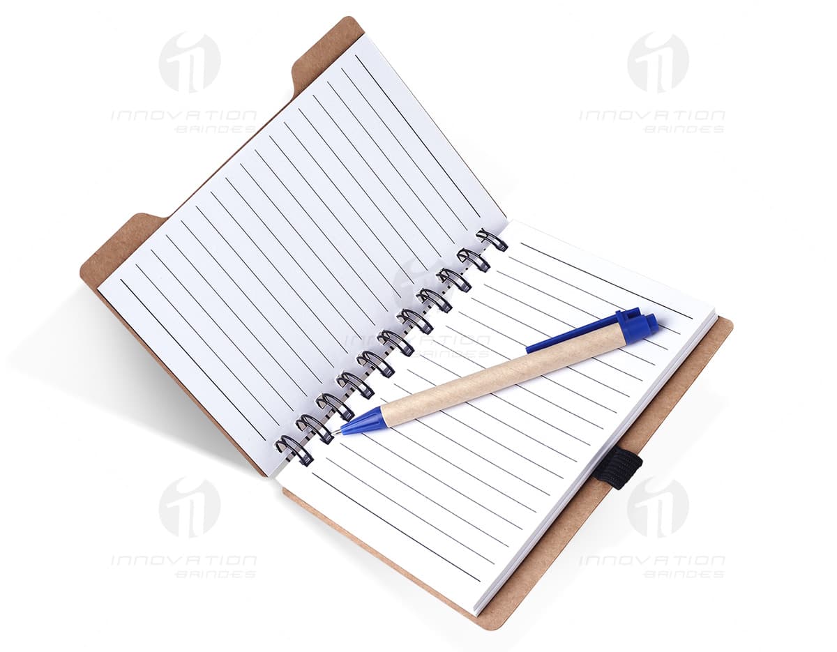 Kit com 6 porta copos em formato de hexágono, na cor preta com bordas douradas. Cada porta copo possui um desenho de folha de planta em dourado no centro. Kit com 6 porta copos em formato de hexágono, na cor preta com bordas douradas. Cada porta copo possui um desenho de folha de planta em dourado no centro.