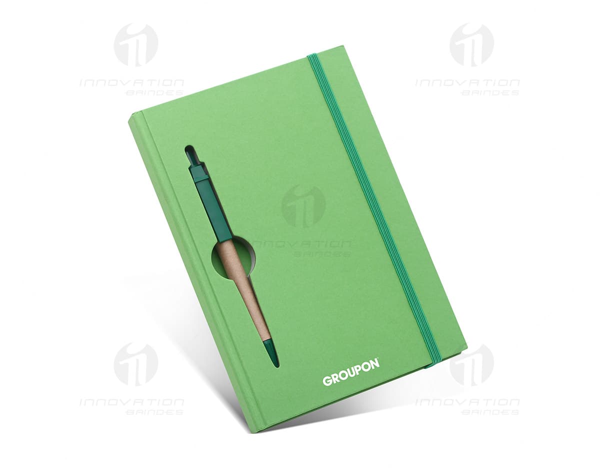 Bloco de anotações em papel branco, vazio, com uma caneta ao lado. O ambiente é um escritório, com um notebook aberto ao fundo. Diversos objetos de escritório, como livros, caderno e clips, também estão presentes. O bloco é amarelo, com espaço para escrever e possui um design elegante. Bloco de anotações em papel branco, vazio, com uma caneta ao lado. O ambiente é um escritório, com um notebook aberto ao fundo. Diversos objetos de escritório, como livros, caderno e clips, também estão presentes. O bloco é amarelo, com espaço para escrever e possui um design elegante.