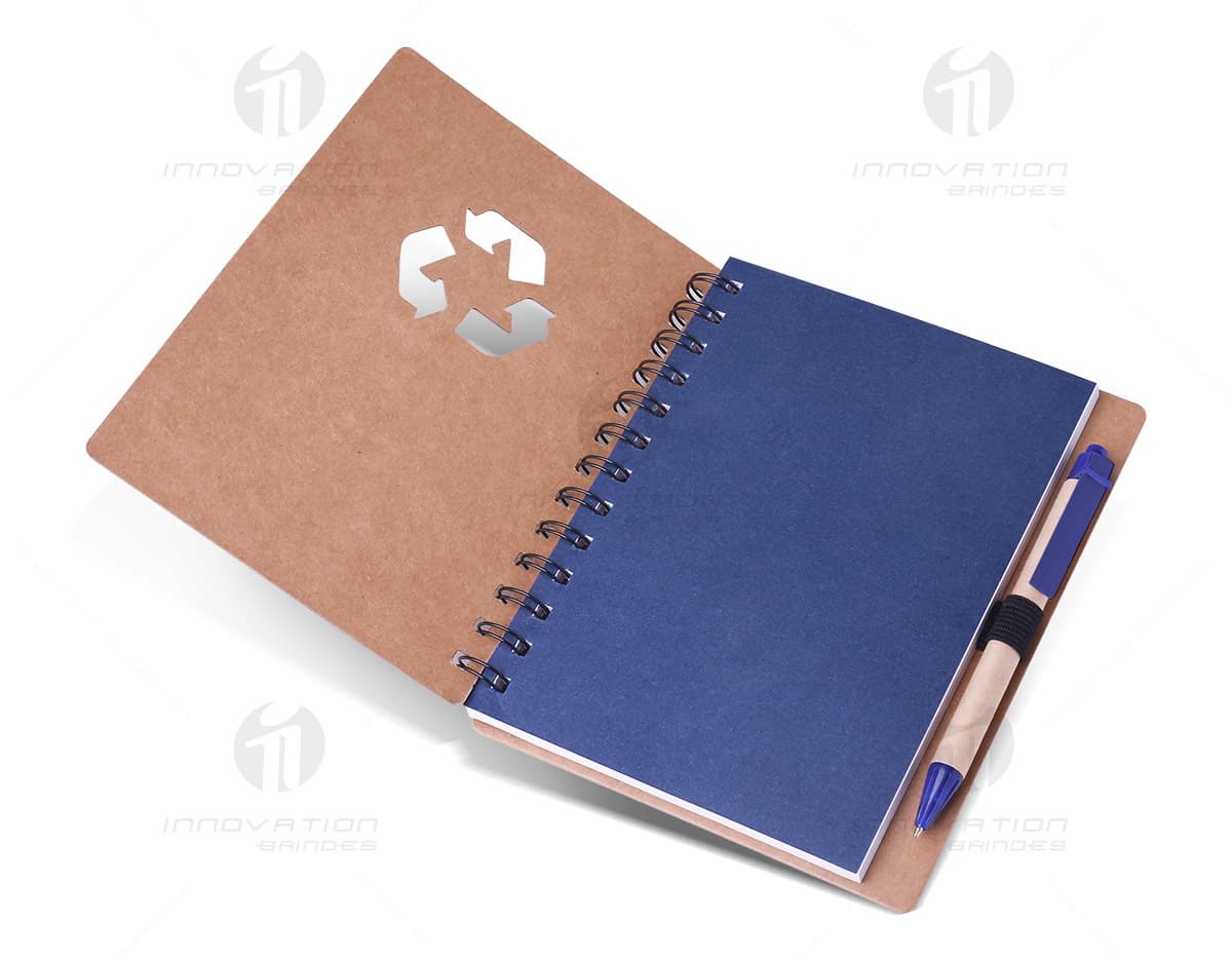 Kit com 6 porta copos coloridos em formato circular. Cada porta copo possui um desenho abstrato em tons de azul, verde, amarelo e vermelho. Kit com 6 porta copos coloridos em formato circular. Cada porta copo possui um desenho abstrato em tons de azul, verde, amarelo e vermelho.