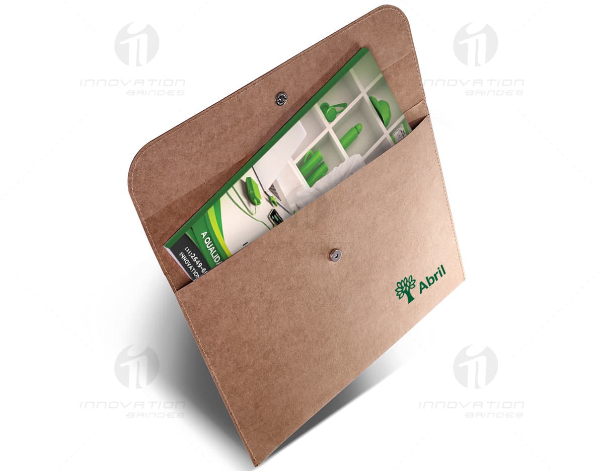 Pasta envelope ecológica de cor azul com dois bolsos e fecho de elástico. Pasta envelope ecológica de cor azul com dois bolsos e fecho de elástico.