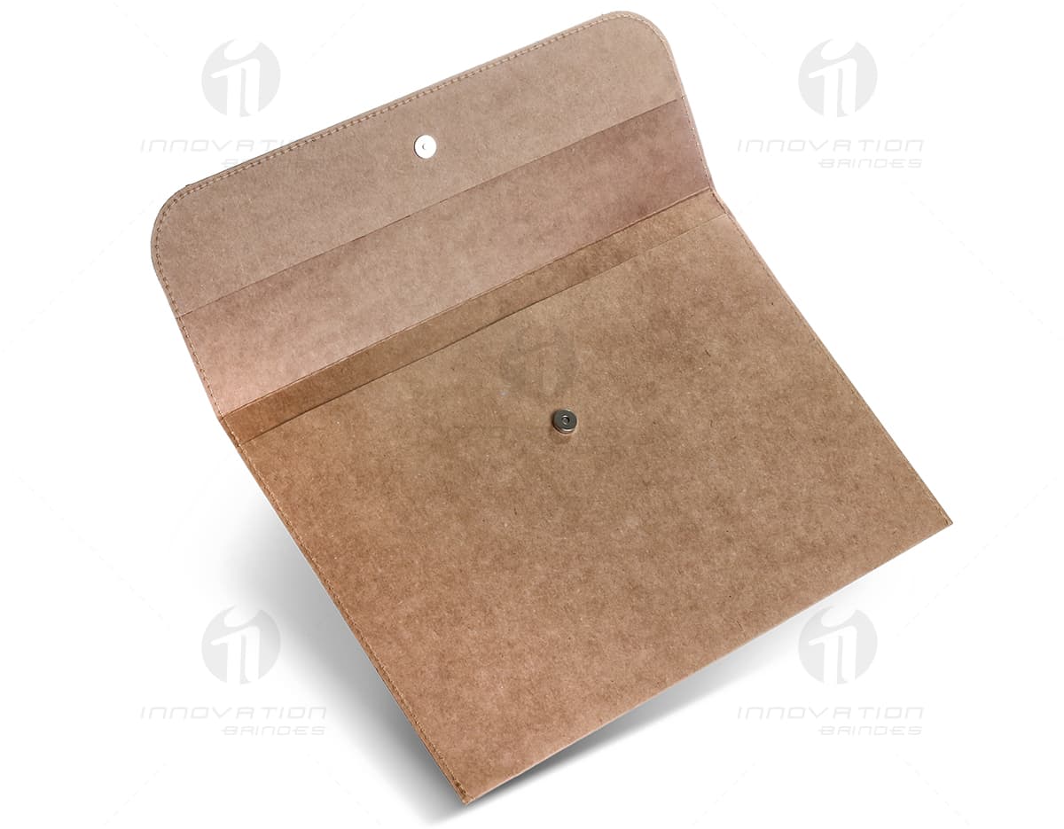 Necessaire de poliéster preta com fechamento em velcro e alça para transporte. Necessaire de poliéster preta com fechamento em velcro e alça para transporte.