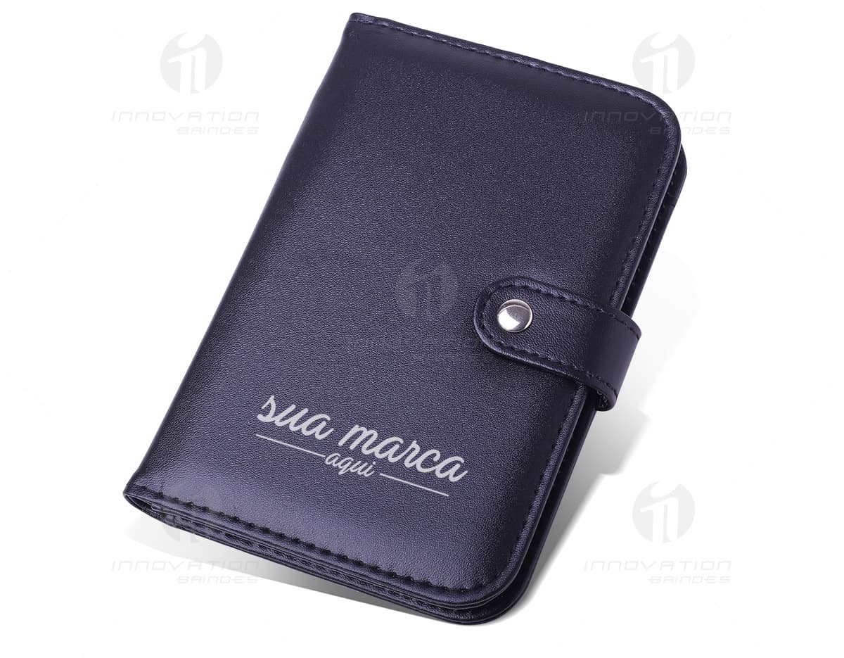 Kit com 6 porta copos em formato quadrado, feitos de borracha antiderrapante nas cores preta e branca com estampas geométricas variadas. Kit com 6 porta copos em formato quadrado, feitos de borracha antiderrapante nas cores preta e branca com estampas geométricas variadas.