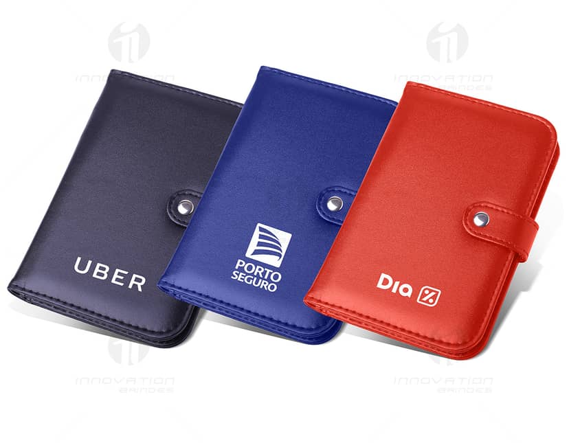 Bloco calculadora solar com caneta em couro preto, sobre fundo branco.