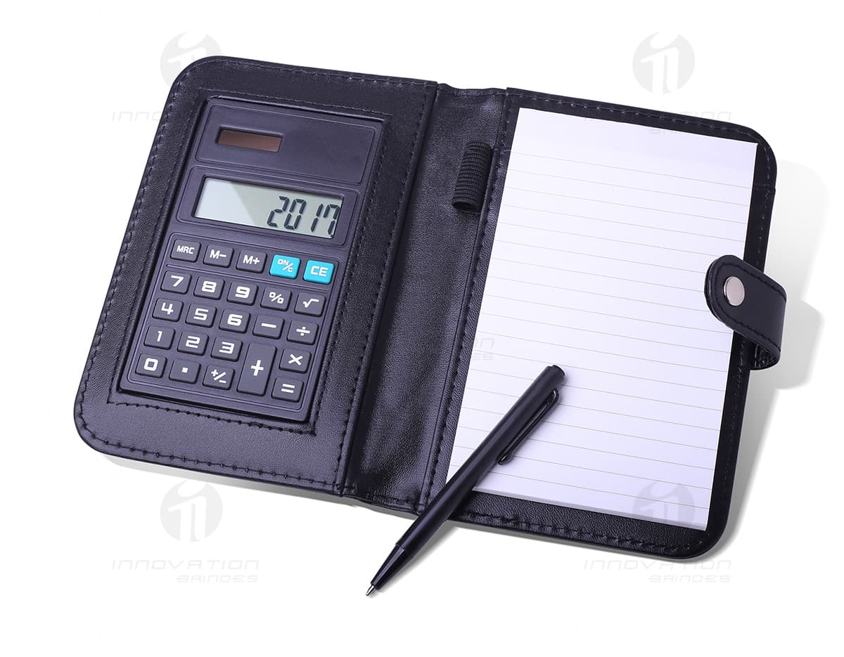 Kit com 6 porta copos em formato quadrado, feitos de cerâmica branca com estampa floral em tons de azul, verde e rosa. Os porta copos possuem acabamento brilhante e são ideais para proteger superfícies de mesas e bancadas. Kit com 6 porta copos em formato quadrado, feitos de cerâmica branca com estampa floral em tons de azul, verde e rosa. Os porta copos possuem acabamento brilhante e são ideais para proteger superfícies de mesas e bancadas.