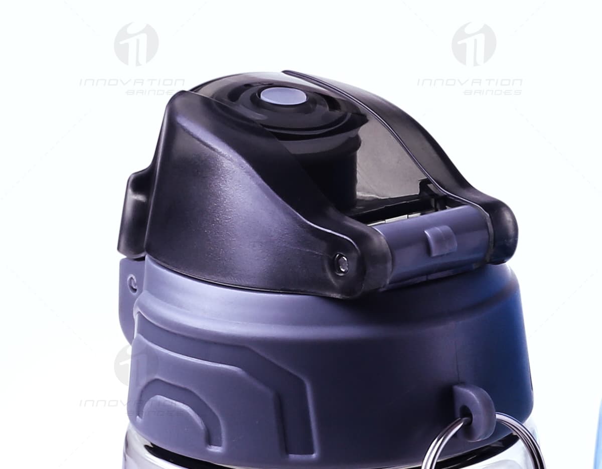 Adaptador Universal de Tomada com USB na cor branca, com conexões para diferentes tipos de plugues e entrada USB para carregar dispositivos eletrônicos. Adaptador Universal de Tomada com USB na cor branca, com conexões para diferentes tipos de plugues e entrada USB para carregar dispositivos eletrônicos.