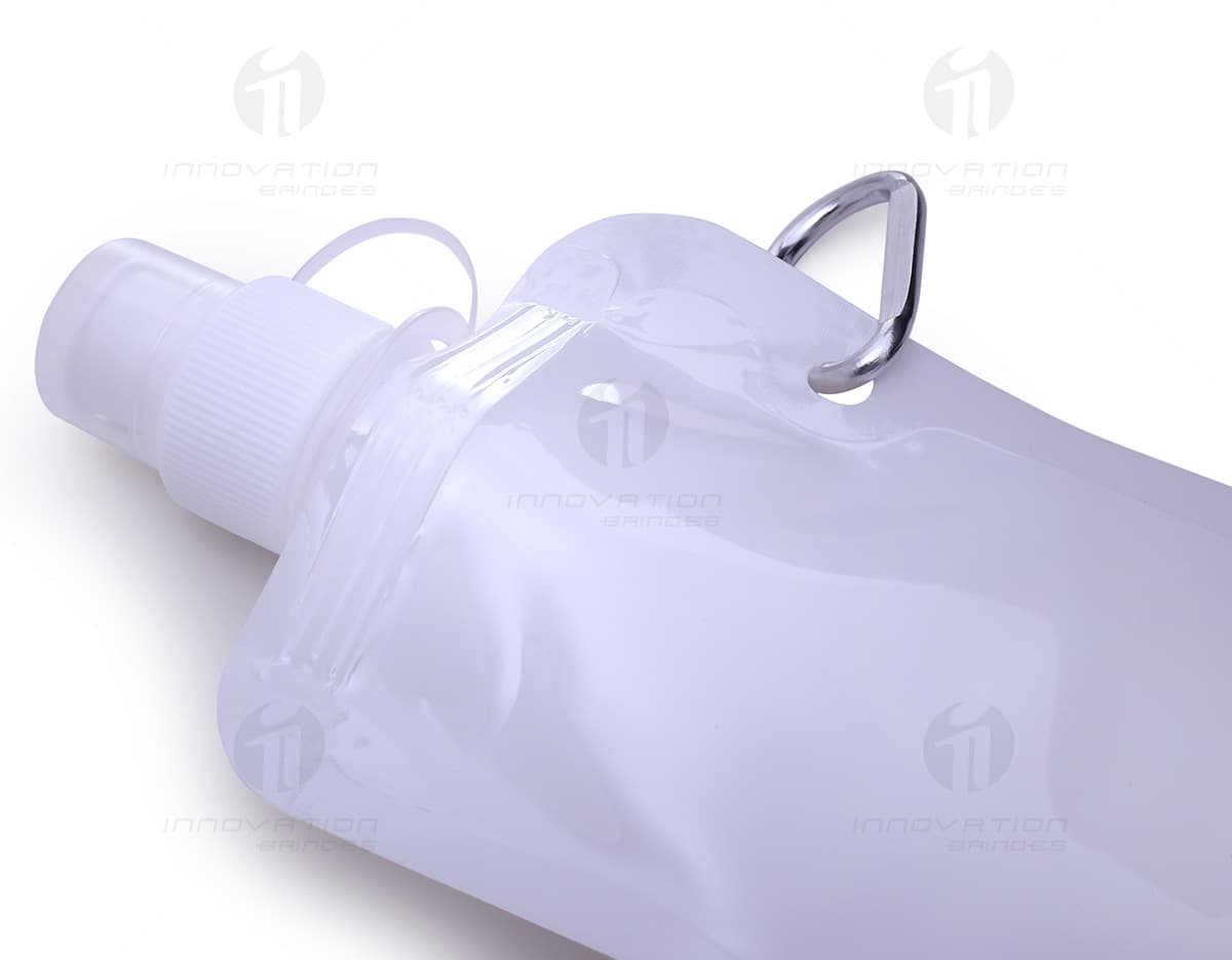 Squeeze plástico dobrável de 480ml em destaque, acompanhado de diversos acessórios como sapatos, mochila, luvas de beisebol, mouse de computador, binóculos e máscara. Objeto moderno e prático, ideal para o dia a dia. Squeeze plástico dobrável de 480ml em destaque, acompanhado de diversos acessórios como sapatos, mochila, luvas de beisebol, mouse de computador, binóculos e máscara. Objeto moderno e prático, ideal para o dia a dia.