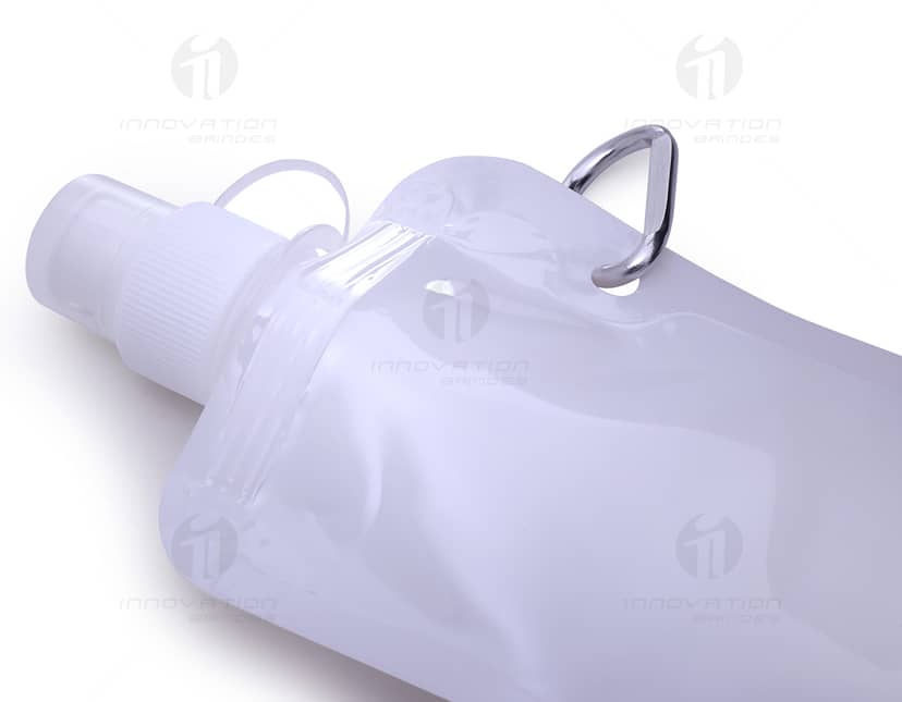 Squeeze plástico dobrável de 480ml em cor azul, com tampa rosqueável e alça para transporte.