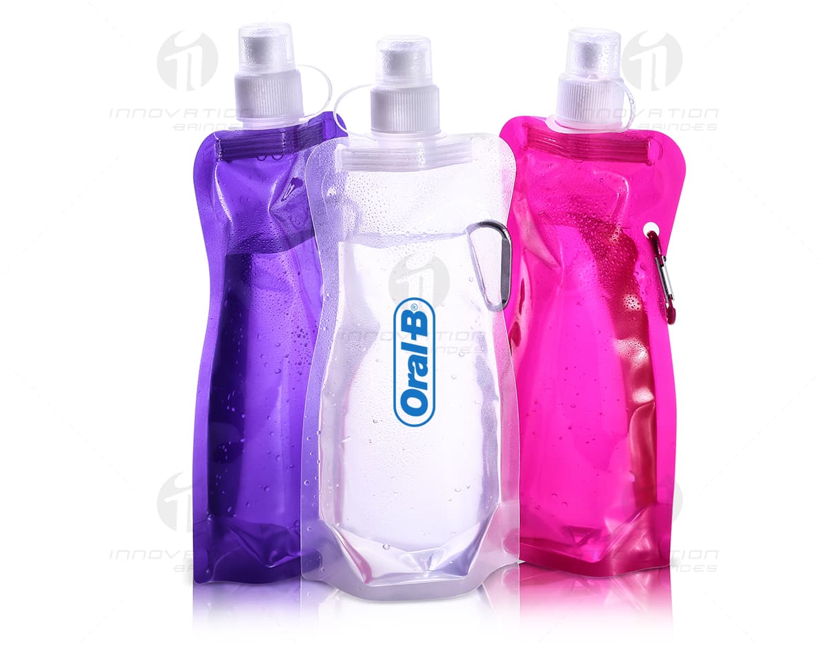 Squeeze plástico dobrável de 480ml em destaque, acompanhado de diversos acessórios como sapatos, mochila, luvas de beisebol, mouse de computador, binóculos e máscara. Objeto moderno e prático, ideal para o dia a dia. Squeeze plástico dobrável de 480ml em destaque, acompanhado de diversos acessórios como sapatos, mochila, luvas de beisebol, mouse de computador, binóculos e máscara. Objeto moderno e prático, ideal para o dia a dia.
