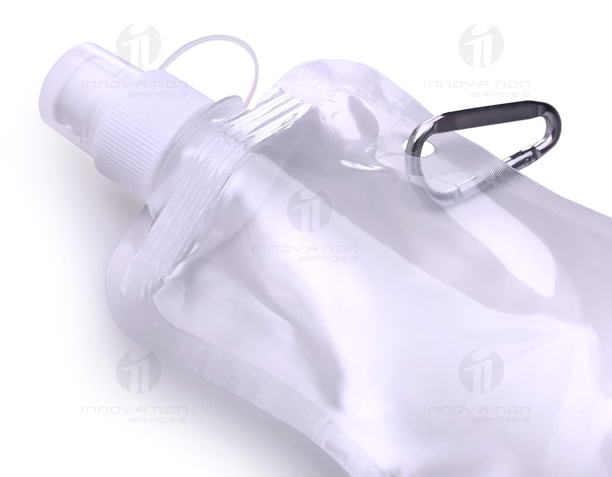 Kit com 6 porta copos em cores variadas com estampa de flamingo e folhagens tropicais sobre uma mesa de madeira. Kit com 6 porta copos em cores variadas com estampa de flamingo e folhagens tropicais sobre uma mesa de madeira.