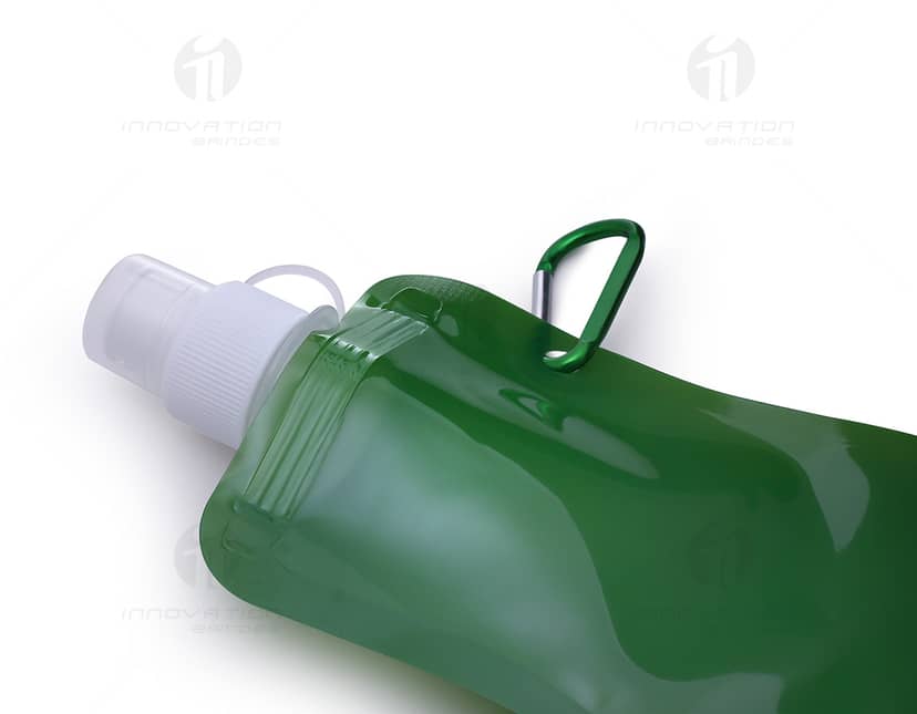 Kit com 6 porta copos em cores variadas com estampa de flamingo e folhagens tropicais sobre uma mesa de madeira.