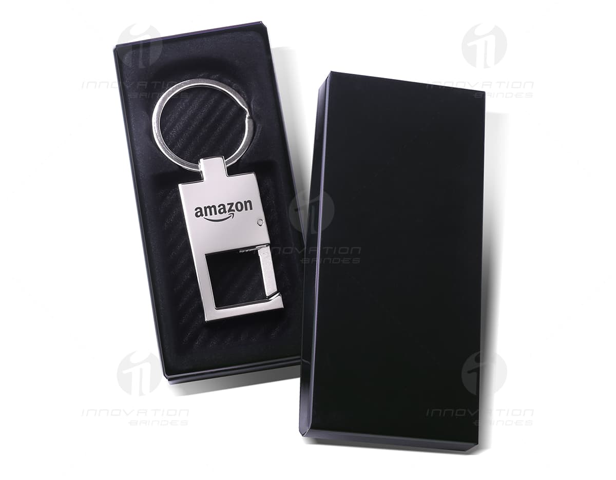 Porta cartões descontinuado em tons de marrom e preto, feito de couro sintético e com capacidade para armazenar até cinco cartões. Porta cartões descontinuado em tons de marrom e preto, feito de couro sintético e com capacidade para armazenar até cinco cartões.