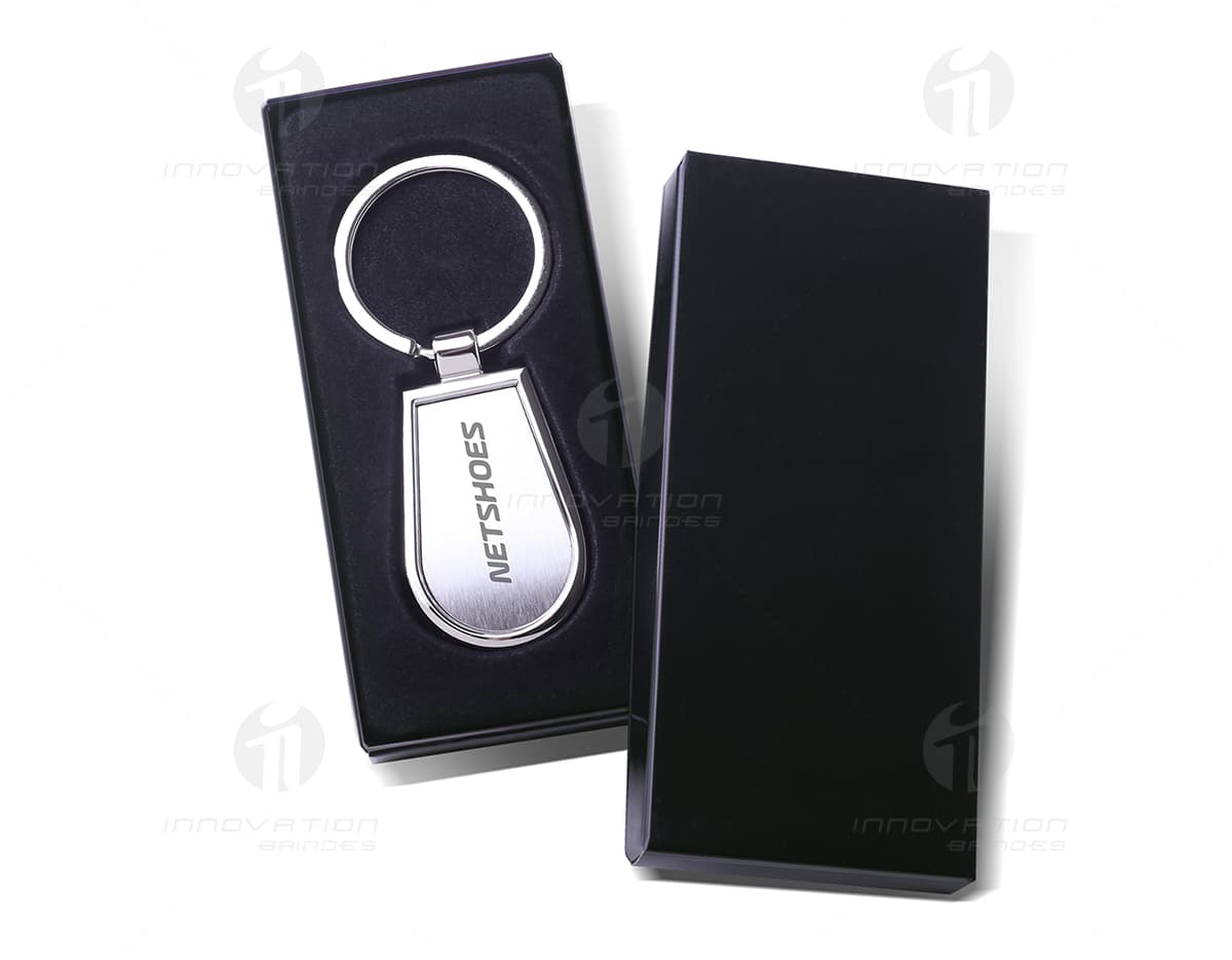 Chaveiro de metal giratório na cor prata, com design moderno e elegante. Chaveiro de metal giratório na cor prata, com design moderno e elegante.