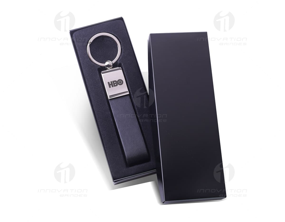 Chaveiro em metal com detalhe em couro. Chaveiro em metal com detalhe em couro.