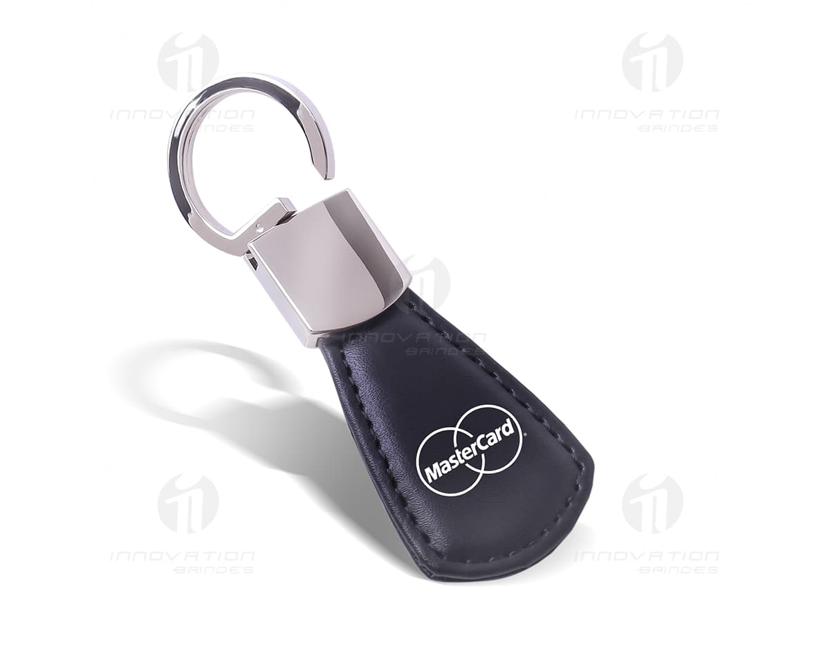 Chaveiro de metal com detalhe de bambu, apresentado em um estojo. Chaveiro de metal com detalhe de bambu, apresentado em um estojo.