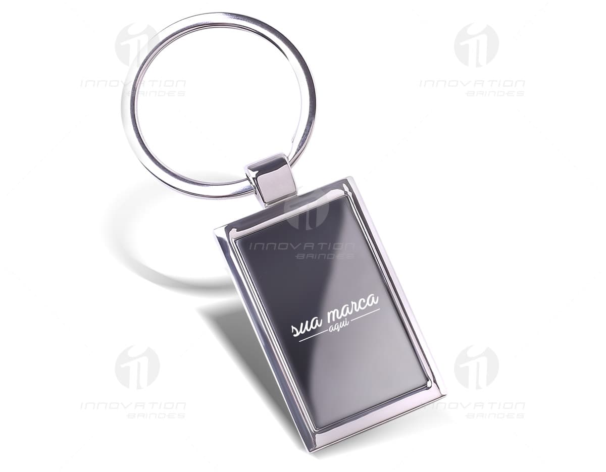 Chaveiro com chapa central lisa em metal, com design moderno e símbolo de comunicação. O objeto é um acessório de escritório que pode ser utilizado como um dispositivo de adorno. Chaveiro com chapa central lisa em metal, com design moderno e símbolo de comunicação. O objeto é um acessório de escritório que pode ser utilizado como um dispositivo de adorno.