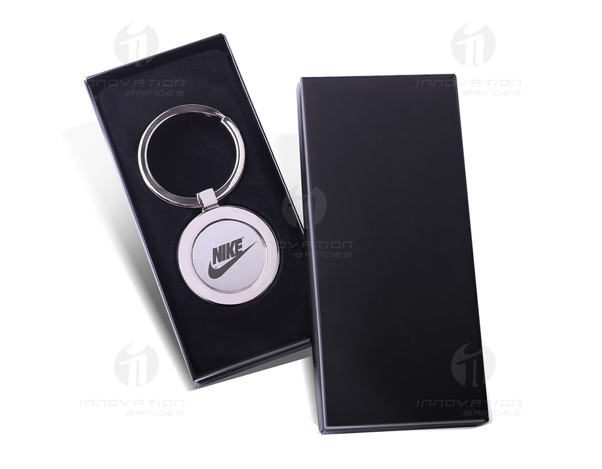 Chaveiro Metal Redondo com Chapa Central em fundo branco. Chaveiro Metal Redondo com Chapa Central em fundo branco.