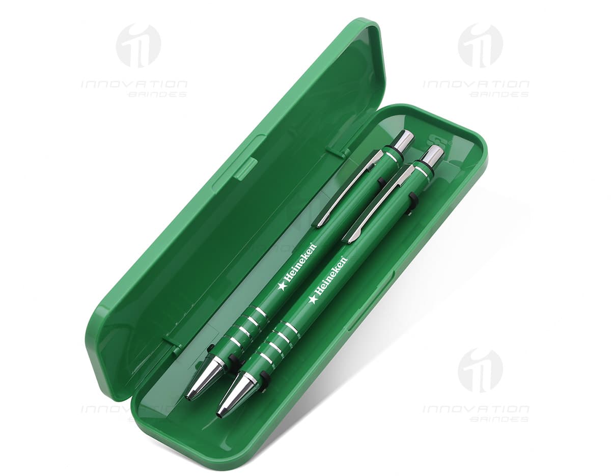 Kit contendo uma caneta e uma lapiseira Dupont compactas, de cor prateada. Kit contendo uma caneta e uma lapiseira Dupont compactas, de cor prateada.