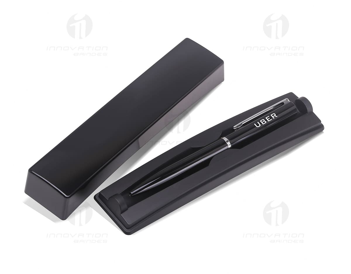 Caneta Plástica Marca Texto Azul em destaque sobre fundo branco. Caneta Plástica Marca Texto Azul em destaque sobre fundo branco.