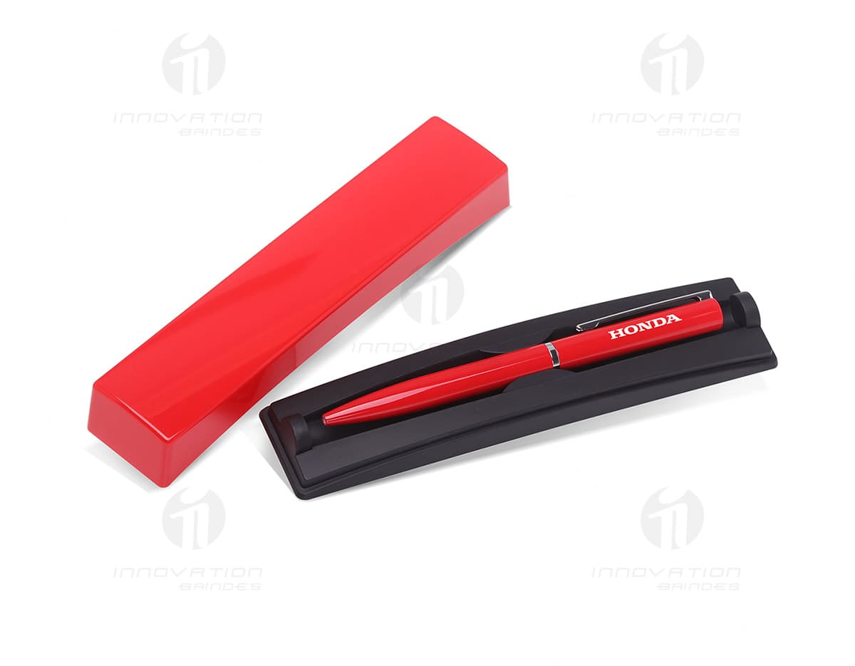 Caneta metálica com estojo giratório em fundo branco. Caneta metálica com estojo giratório em fundo branco.
