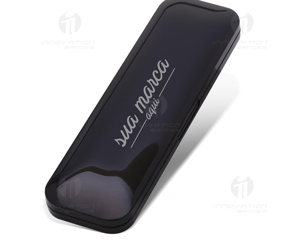 Caneta de metal na cor prata, com detalhes em preto e acabamento acetinado. O produto está sobre uma mesa de madeira escura. Caneta de metal na cor prata, com detalhes em preto e acabamento acetinado. O produto está sobre uma mesa de madeira escura.