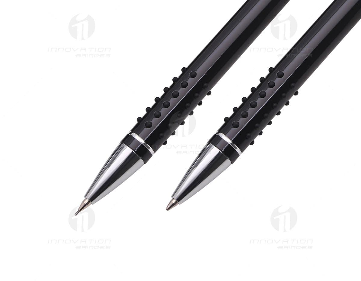 Kit contendo uma caneta e uma lapiseira de metal, ambos acompanhados de um estojo. Kit contendo uma caneta e uma lapiseira de metal, ambos acompanhados de um estojo.