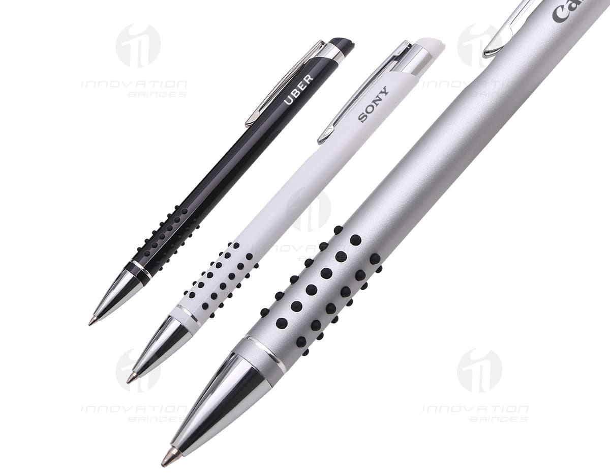 Caneta, objetos de escrita em metal prateado e preto, ideais para uso no escritório, escola ou em casa. A caneta possui ponta de bola com tinta preta e a lapiseira tem ponta afiada, prontos para uso em papel, caderno ou documento. Kit moderno e prático para desenho, assinatura, escrita ou trabalho financeiro. Caneta, objetos de escrita em metal prateado e preto, ideais para uso no escritório, escola ou em casa. A caneta possui ponta de bola com tinta preta e a lapiseira tem ponta afiada, prontos para uso em papel, caderno ou documento. Kit moderno e prático para desenho, assinatura, escrita ou trabalho financeiro.