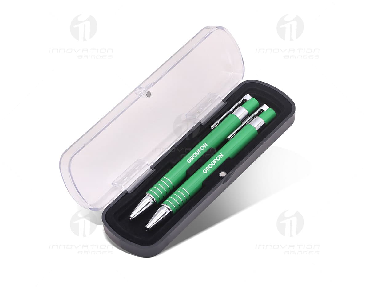 Kit Pen and Pencil - Size just for you! em fundo branco, contendo uma caneta e um lápis de tamanho personalizado. Kit Pen and Pencil - Size just for you! em fundo branco, contendo uma caneta e um lápis de tamanho personalizado.