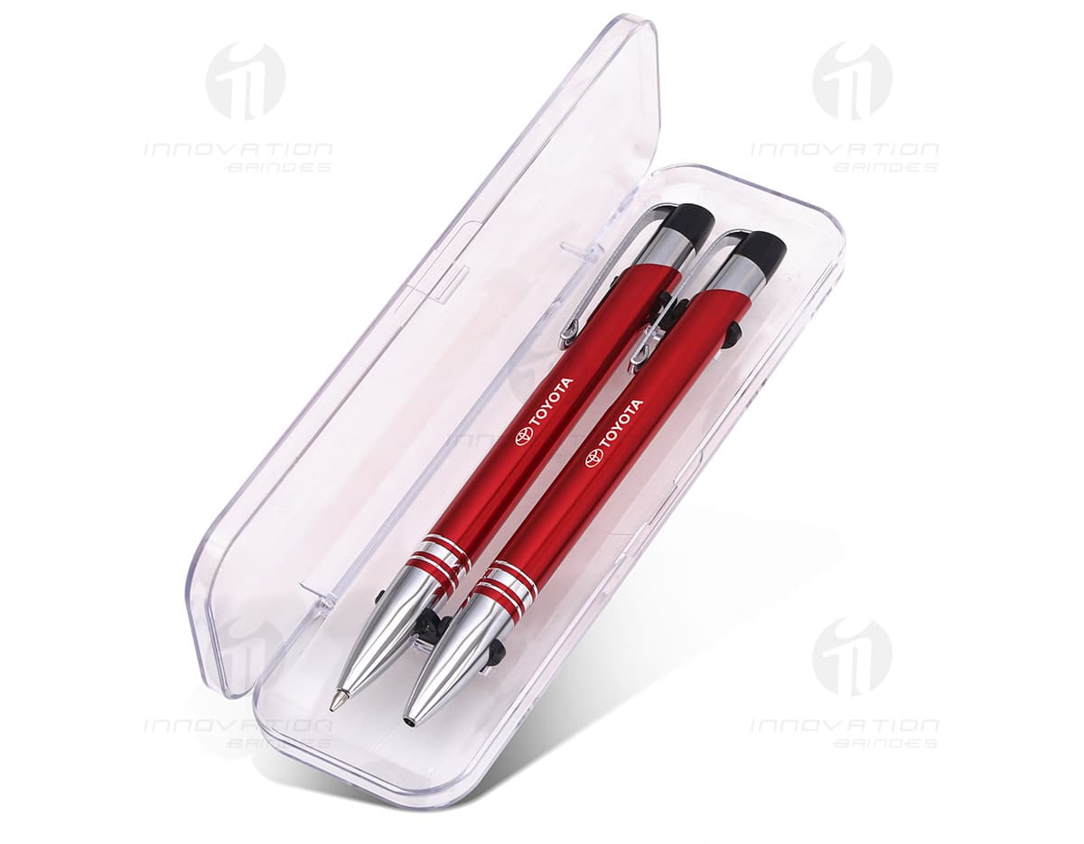 Kit Caneta e Lapiseira de Metal em cores prata e preto sobre fundo branco. Kit Caneta e Lapiseira de Metal em cores prata e preto sobre fundo branco.