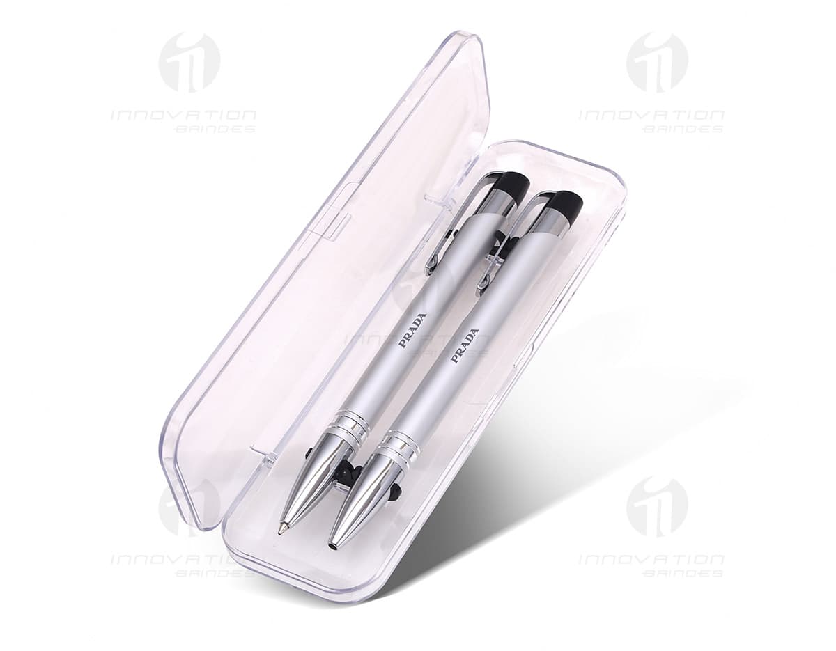 Kit contendo uma caneta e uma lapiseira de metal em tonalidade prateada, sobre fundo branco. Kit contendo uma caneta e uma lapiseira de metal em tonalidade prateada, sobre fundo branco.