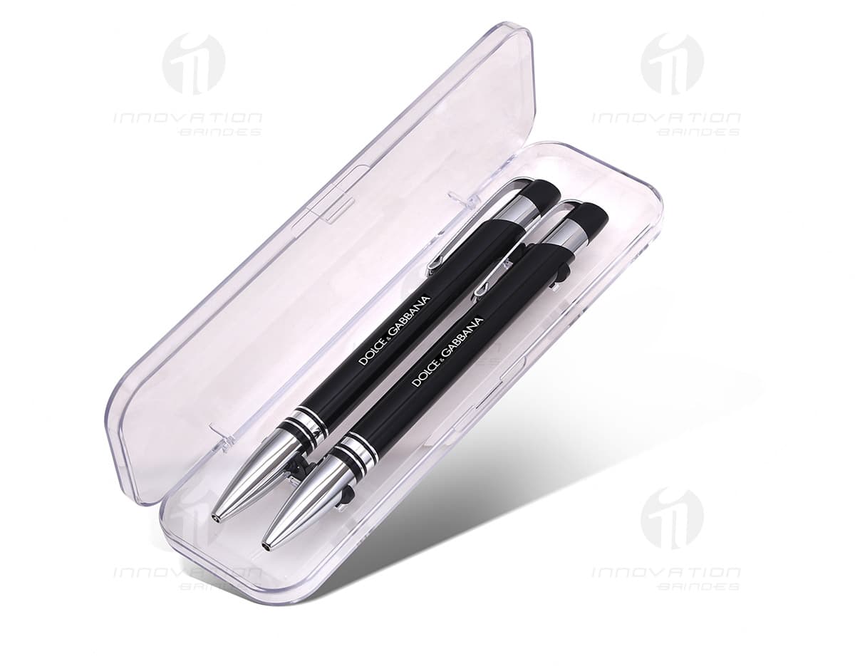 Kit Caneta e Lapiseira de Metal. O kit contém uma elegante caneta e uma lapiseira de metal, ambas com design moderno e sofisticado. As duas peças são prateadas, com detalhes em preto e acabamento brilhante. Perfeito para presentear ou usar no dia a dia. Kit Caneta e Lapiseira de Metal. O kit contém uma elegante caneta e uma lapiseira de metal, ambas com design moderno e sofisticado. As duas peças são prateadas, com detalhes em preto e acabamento brilhante. Perfeito para presentear ou usar no dia a dia.