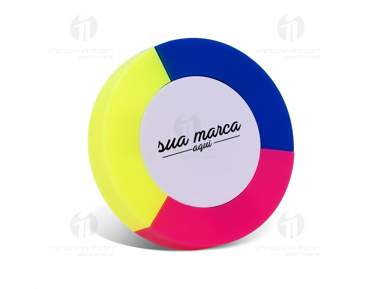 Marcador de texto versátil em diferentes cores sobre uma mesa branca. Marcador de texto versátil em diferentes cores sobre uma mesa branca.