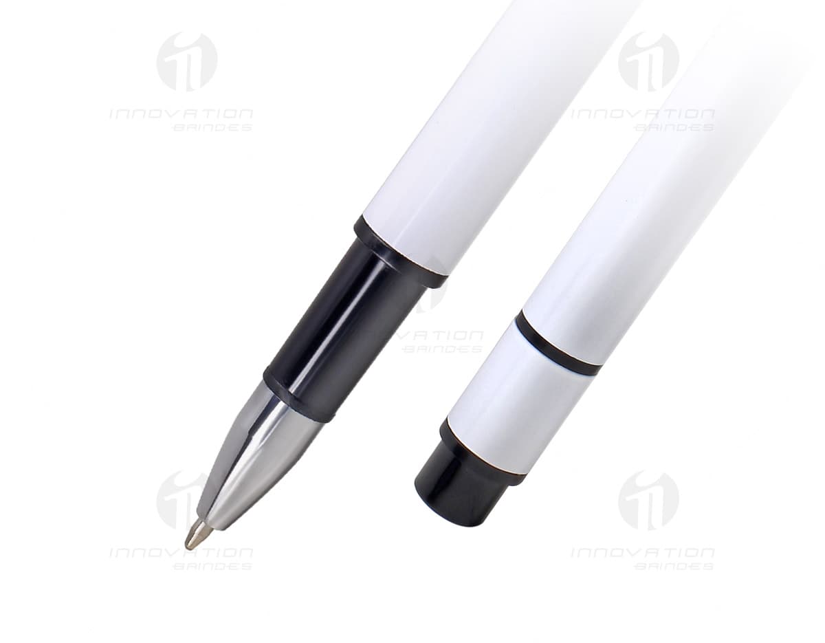 Lapiseira de metal com design prático e moderno, ideal para utilização no dia a dia. Corpo metálico resistente e clique de acionamento suave. Lapiseira de metal com design prático e moderno, ideal para utilização no dia a dia. Corpo metálico resistente e clique de acionamento suave.
