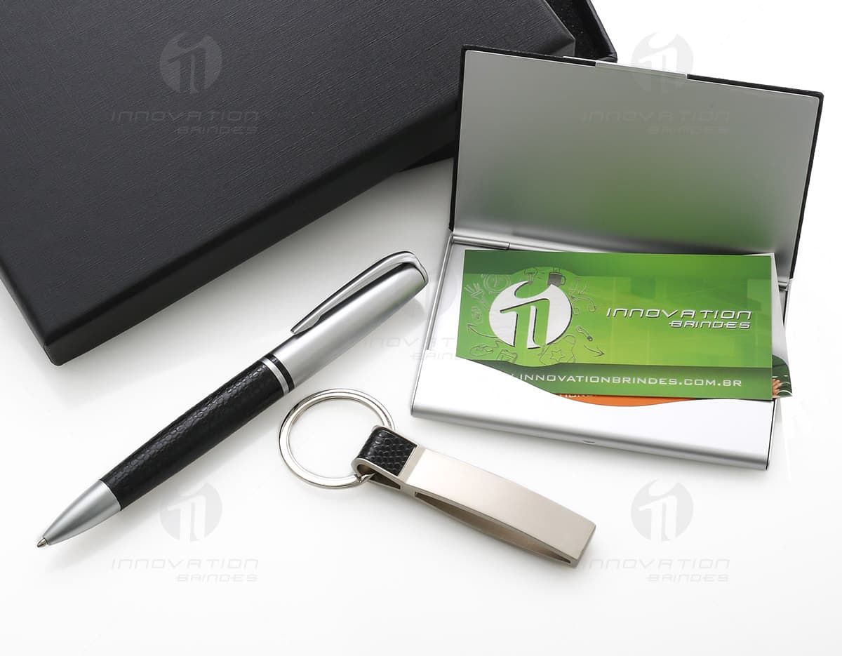 Kit com 6 porta copos em diferentes cores e estampas sobre uma mesa de madeira. Kit com 6 porta copos em diferentes cores e estampas sobre uma mesa de madeira.