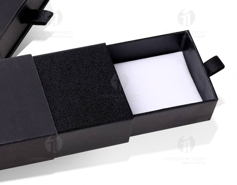 Porta canetas de couro preto com design elegante e sofisticado.