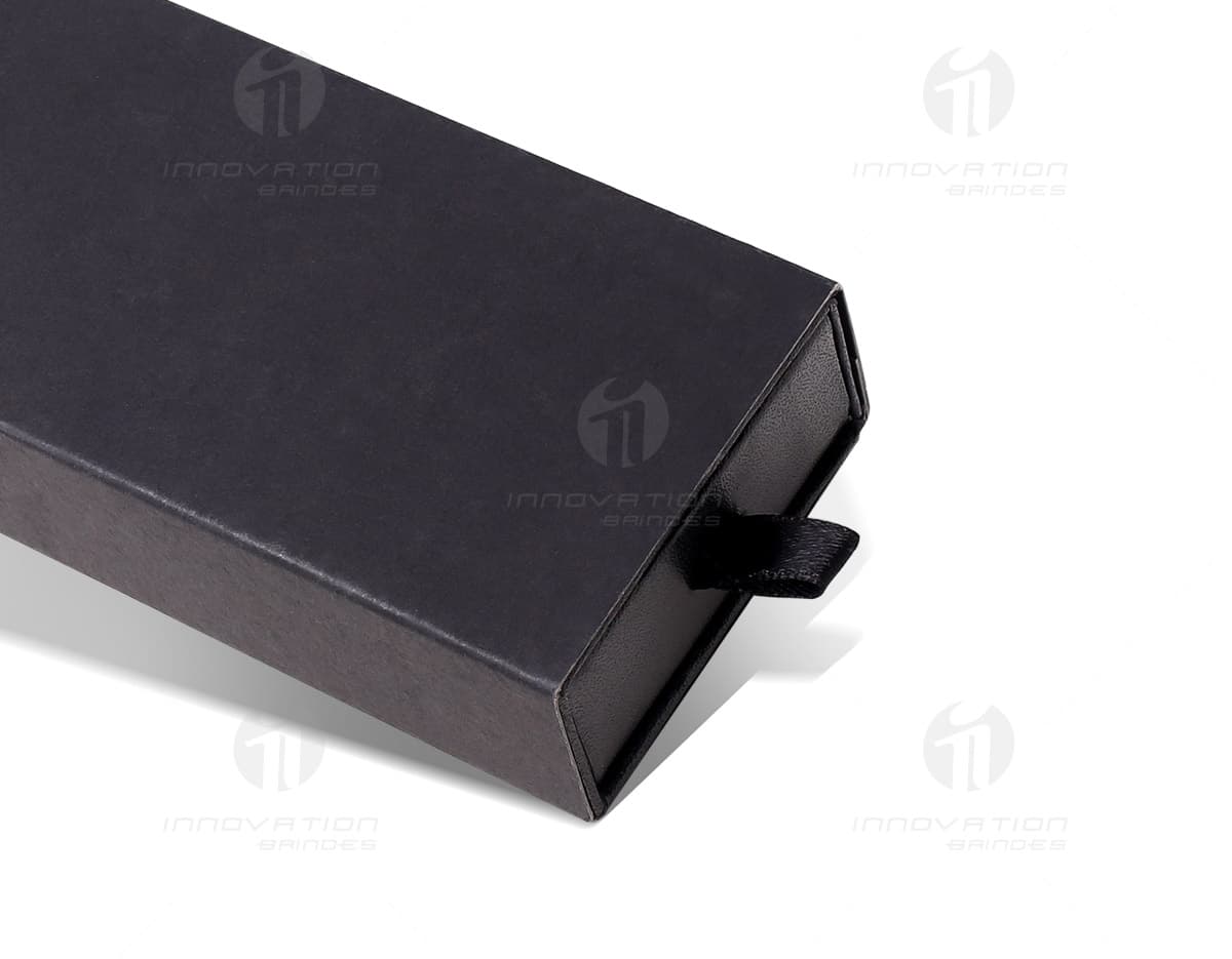 Bateria Portátil com Indicador de Carga em fundo branco. Bateria Portátil com Indicador de Carga em fundo branco.