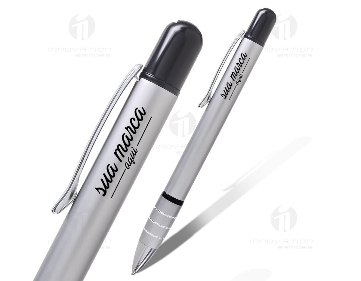 Caneta metálica com marca texto amarelo. Caneta metálica com marca texto amarelo.