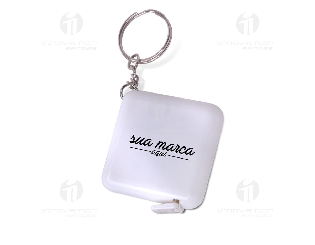 Kit com 6 porta copos em cores variadas sobre uma mesa de madeira. Kit com 6 porta copos em cores variadas sobre uma mesa de madeira.
