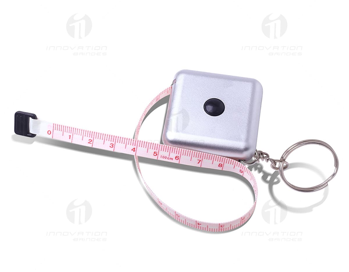 Chaveiro de plástico em formato de fita métrica. Chaveiro de plástico em formato de fita métrica.