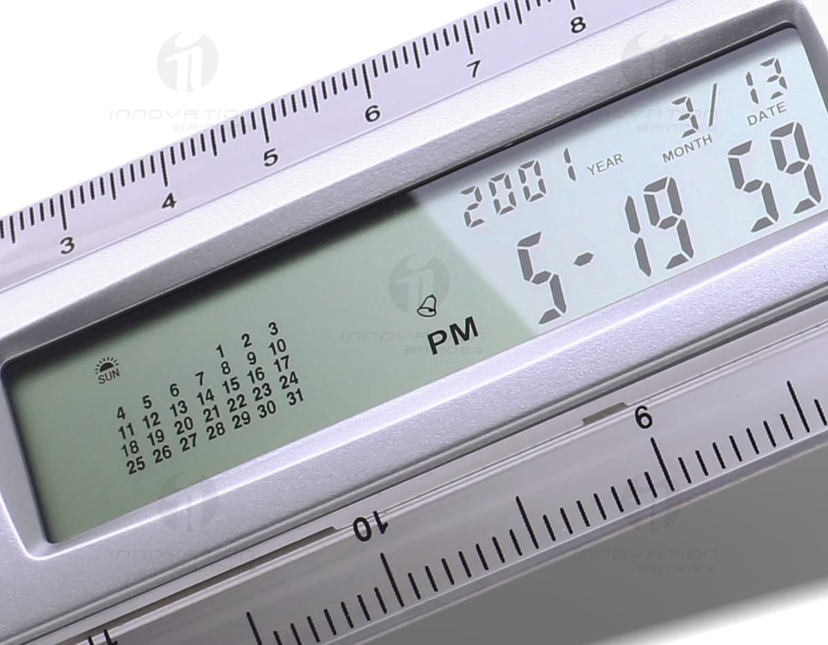 Caneta branca e régua branca sobre fundo branco. Caneta branca e régua branca sobre fundo branco.