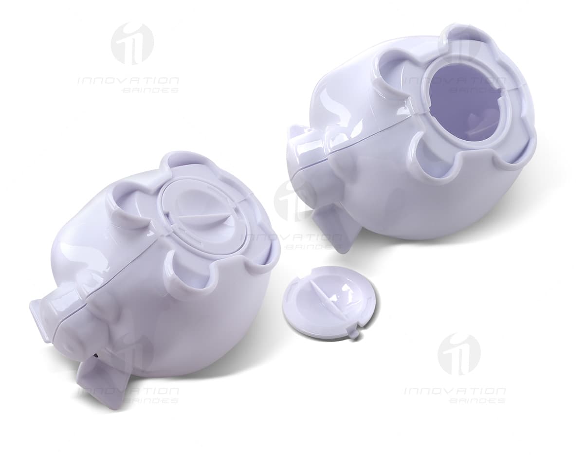 Cofre plástico de porquinho na cor rosa claro, com detalhes em relevo simulando a pele do animal e uma abertura na parte superior para introduzir moedas. Cofre plástico de porquinho na cor rosa claro, com detalhes em relevo simulando a pele do animal e uma abertura na parte superior para introduzir moedas.