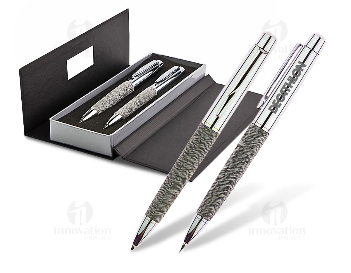 Kit Caneta e Lapiseira - 08: Um conjunto perfeito para quem busca praticidade e elegância no dia a dia de trabalho. Com design moderno e sofisticado, esses itens de papelaria são ideais para uso em escritórios, escolas e em casa. Garanta já o seu e esteja sempre pronto para anotar suas ideias e compromissos. Kit Caneta e Lapiseira - 08: Um conjunto perfeito para quem busca praticidade e elegância no dia a dia de trabalho. Com design moderno e sofisticado, esses itens de papelaria são ideais para uso em escritórios, escolas e em casa. Garanta já o seu e esteja sempre pronto para anotar suas ideias e compromissos.