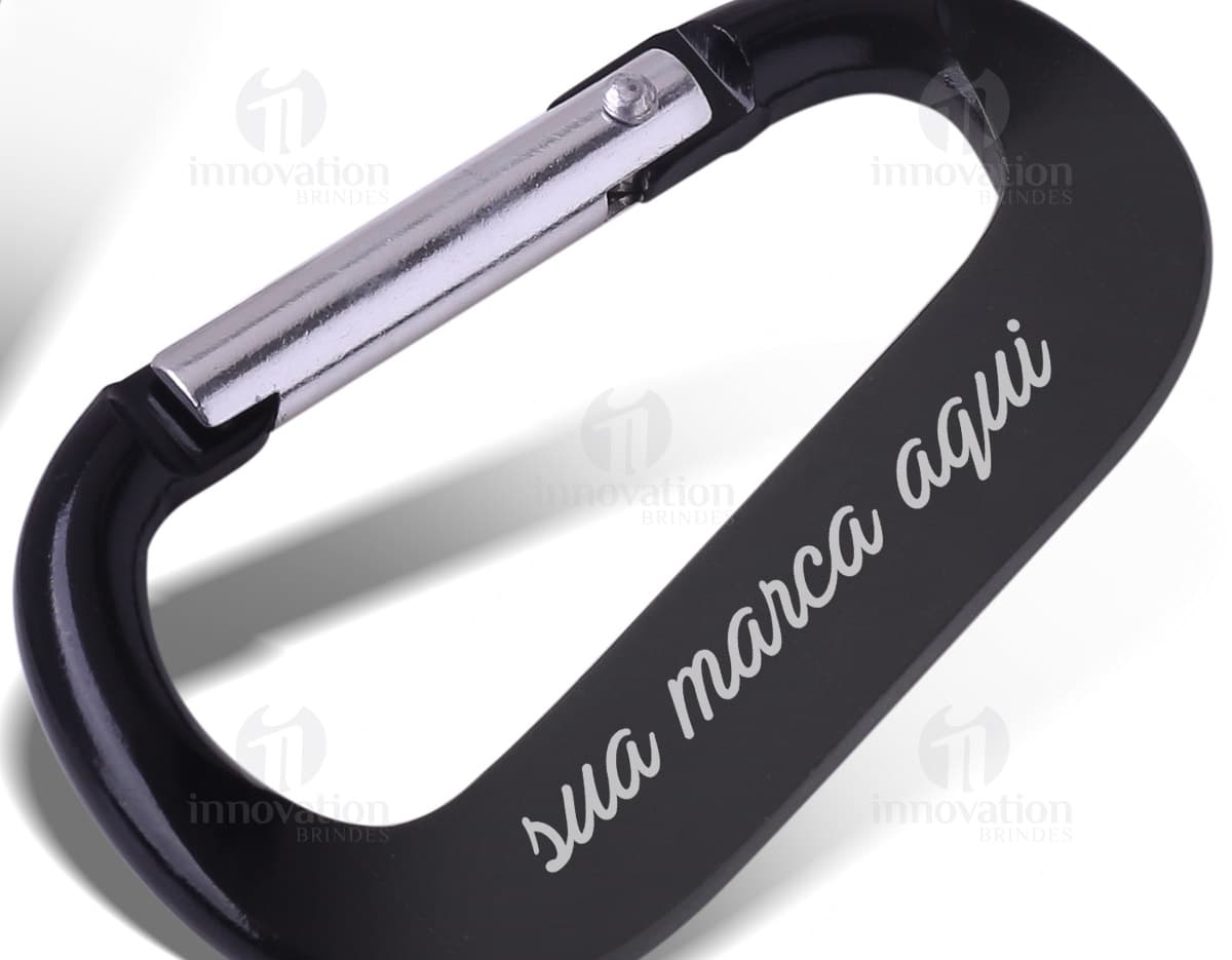 Mosquetão de metal sem travamento. Mosquetão de metal sem travamento.