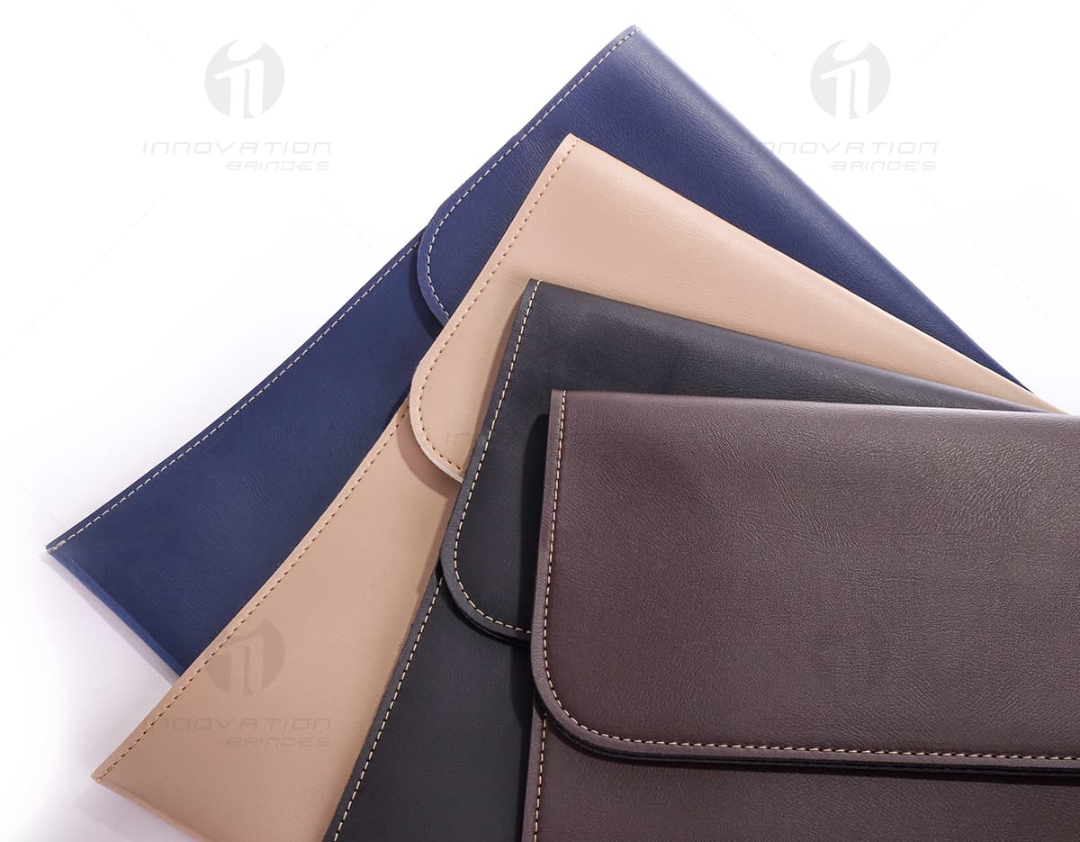 Kit com 6 porta copos em formato redondo, feitos de madeira e com estampas coloridas e geométricas em cada unidade. Kit com 6 porta copos em formato redondo, feitos de madeira e com estampas coloridas e geométricas em cada unidade.