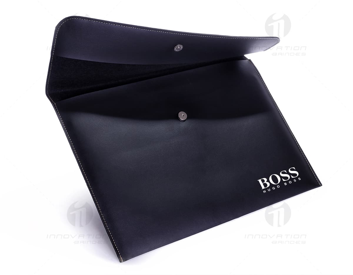 Kit com 6 porta copos em formato redondo, feitos de madeira e com estampas coloridas e geométricas em cada unidade. Kit com 6 porta copos em formato redondo, feitos de madeira e com estampas coloridas e geométricas em cada unidade.