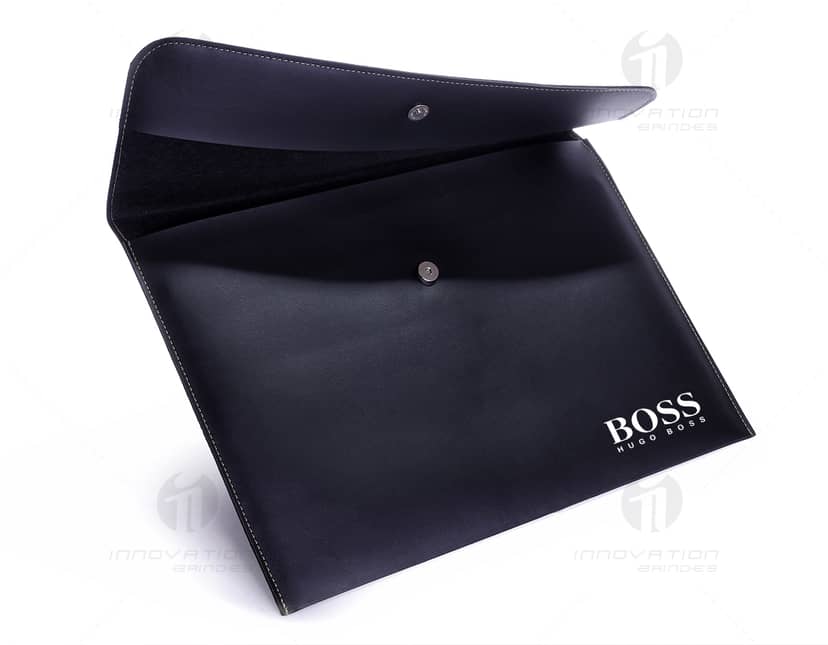 Kit com 6 porta copos em formato redondo, feitos de madeira e com estampas coloridas e geométricas em cada unidade.