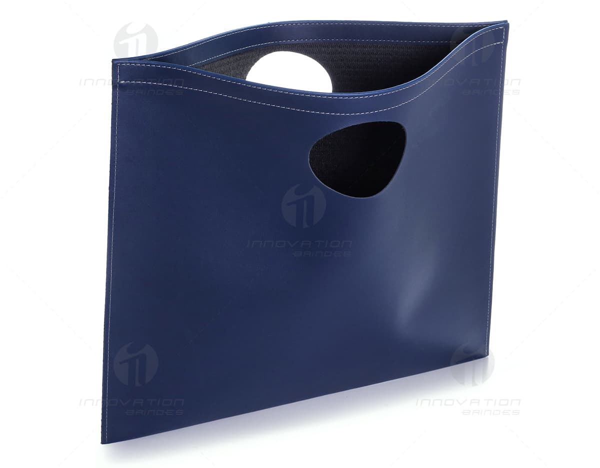 Kit com 6 porta copos em formato quadrado, feitos de madeira e com estampas coloridas de frutas. Cada porta copo possui uma camada de proteção para não danificar a mesa. Kit com 6 porta copos em formato quadrado, feitos de madeira e com estampas coloridas de frutas. Cada porta copo possui uma camada de proteção para não danificar a mesa.