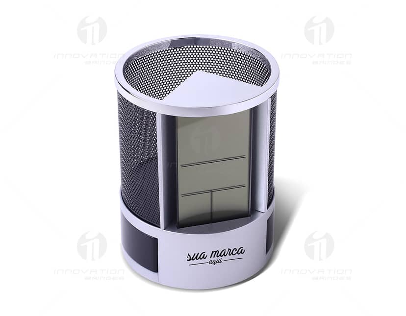 Seis porta-copos redondos de cores diferentes empilhados em cima de uma mesa de madeira.