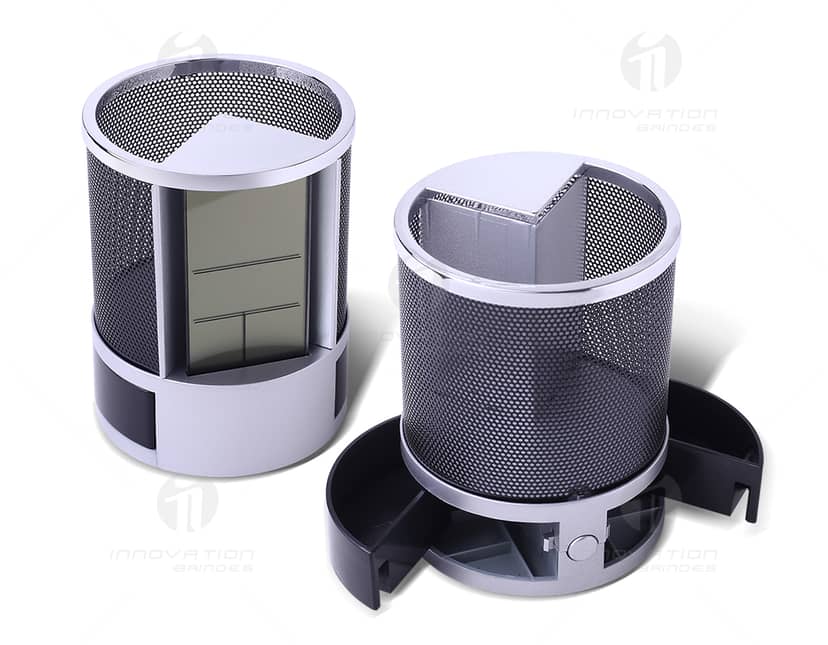 Porta canetas com relógio de design moderno em metal prateado. Com espaço para armazenar seus objetos e decorar seu espaço de trabalho. Perfeito para quem valoriza organização e estilo. Adquira o seu agora e dê um toque de sofisticação ao seu ambiente.